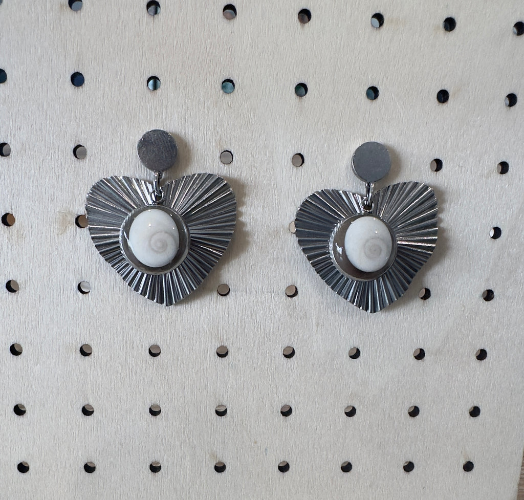 Paire de boucles d'oreilles argentées à puce, pendentif cœur texturé et cabochon Oeil de Sainte-Lucie