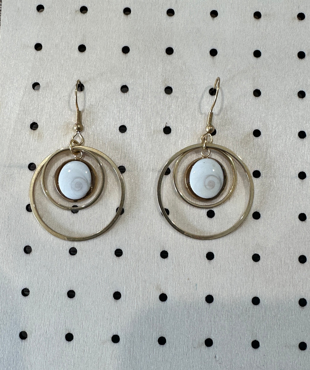Paire de boucles d'oreilles en acier inoxydable doré à cercles concentriques, avec cabochon Œil de Sainte-Lucie serti au centre