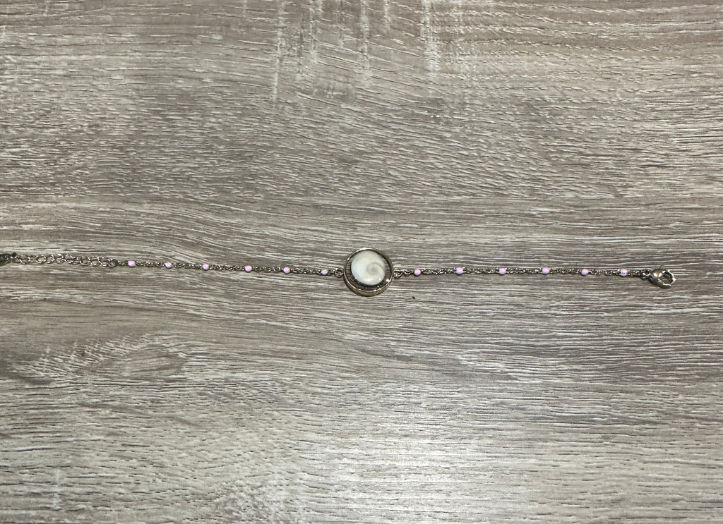 Bracelet chaîne fine dorée avec Œil de Sainte-Lucie serti et perles rose réparties le long de la chaîne