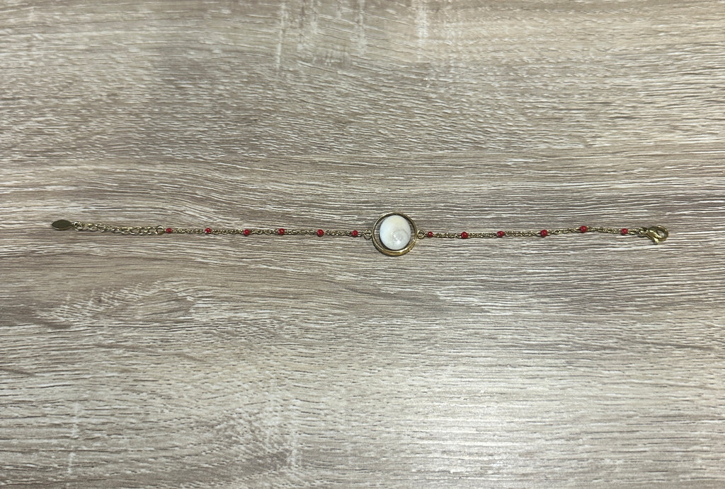 Bracelet chaîne fine dorée avec Œil de Sainte-Lucie serti et perles rouge réparties le long de la chaîne