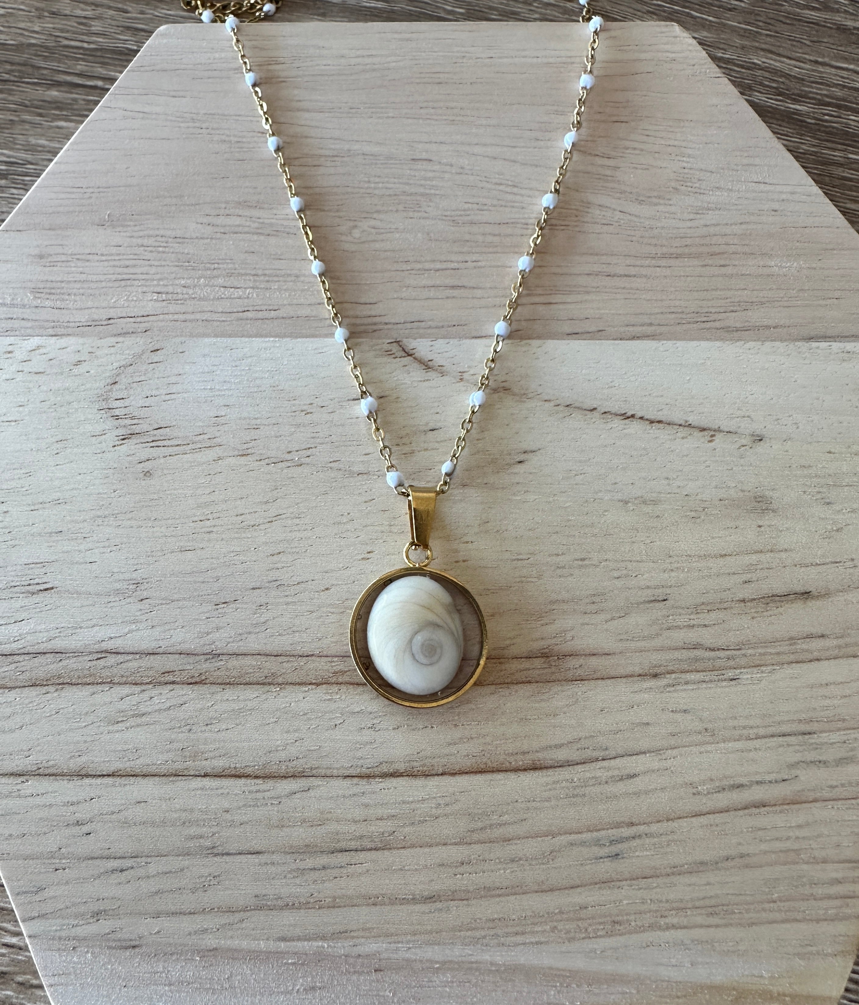 Collier doré pendentif rond 16 mm Oeil de Sainte-Lucie avec chaîne à perles blanches