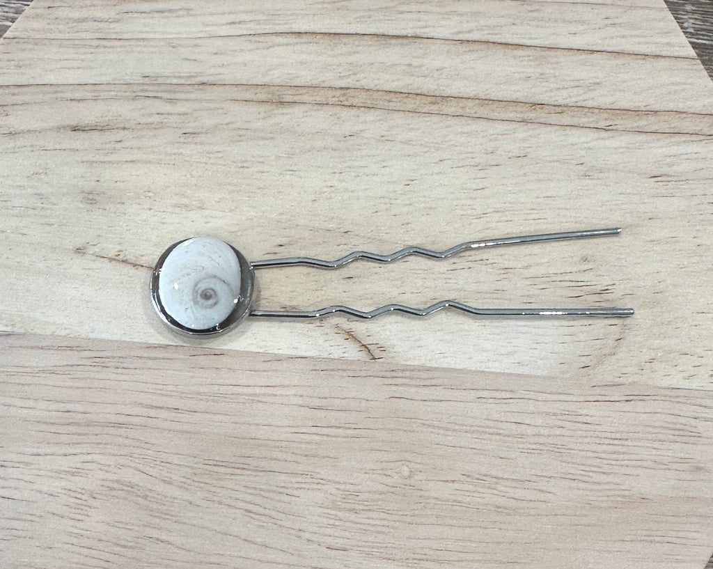 Vue de face du pique à cheveux argenté et de son cabochon Oeil de Sainte-Lucie