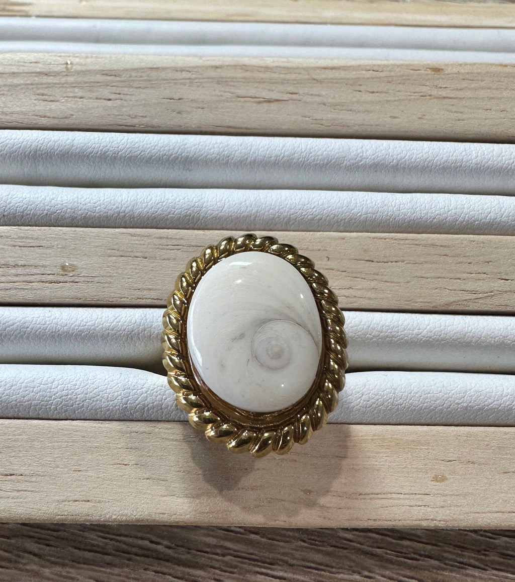 Bague Calypso dorée avec cabochon Œil de Sainte-Lucie, vue de dessus sur présentoir