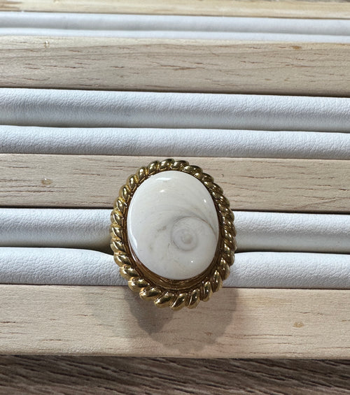 Bague Calypso dorée avec cabochon Œil de Sainte-Lucie, vue de dessus sur présentoir