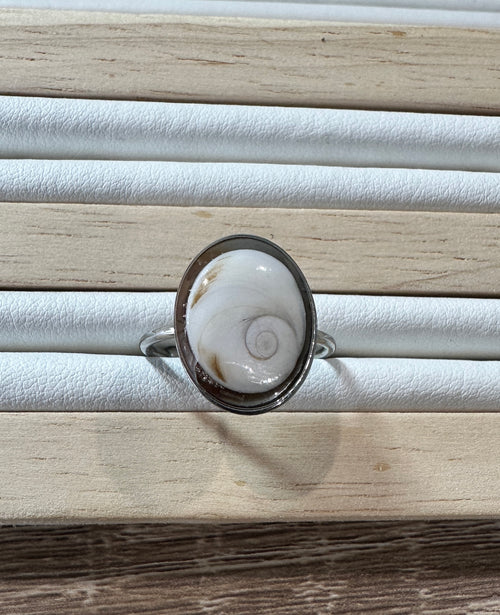 Bague Doris argentée avec cabochon Œil de Sainte-Lucie, vue de dessus