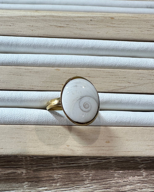 Bague Iris dorée avec cabochon Œil de Sainte-Lucie, vue de dessus
