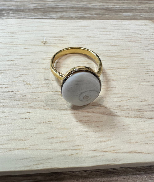 Bague Iris dorée avec cabochon Œil de Sainte-Lucie, vue de trois-quarts