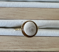 Bague Maren dorée avec cabochon Œil de Sainte-Lucie, vue de face