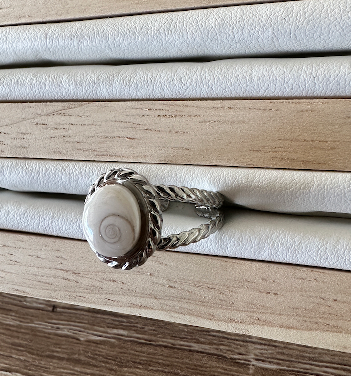 Gros plan sur la bague Marina argentée, double anneau torsadé, vue de profil