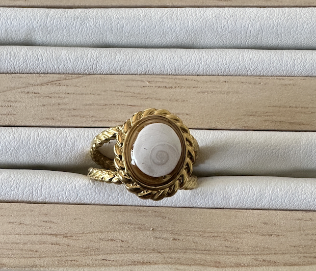 Bague Marina dorée avec cabochon Œil de Sainte-Lucie, vue de dessus
