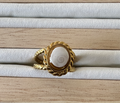 Bague Marina dorée avec cabochon Œil de Sainte-Lucie, vue de dessus