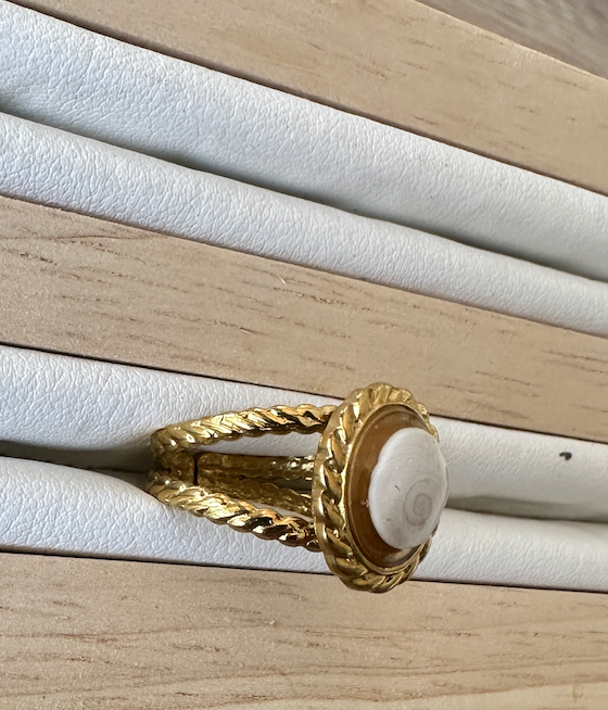 Gros plan sur la bague Marina dorée, double anneau torsadé, vue de profil