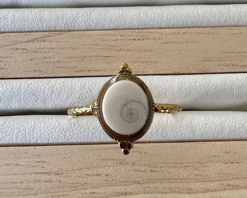 Bague Ondine dorée avec cabochon Œil de Sainte-Lucie, vue de face