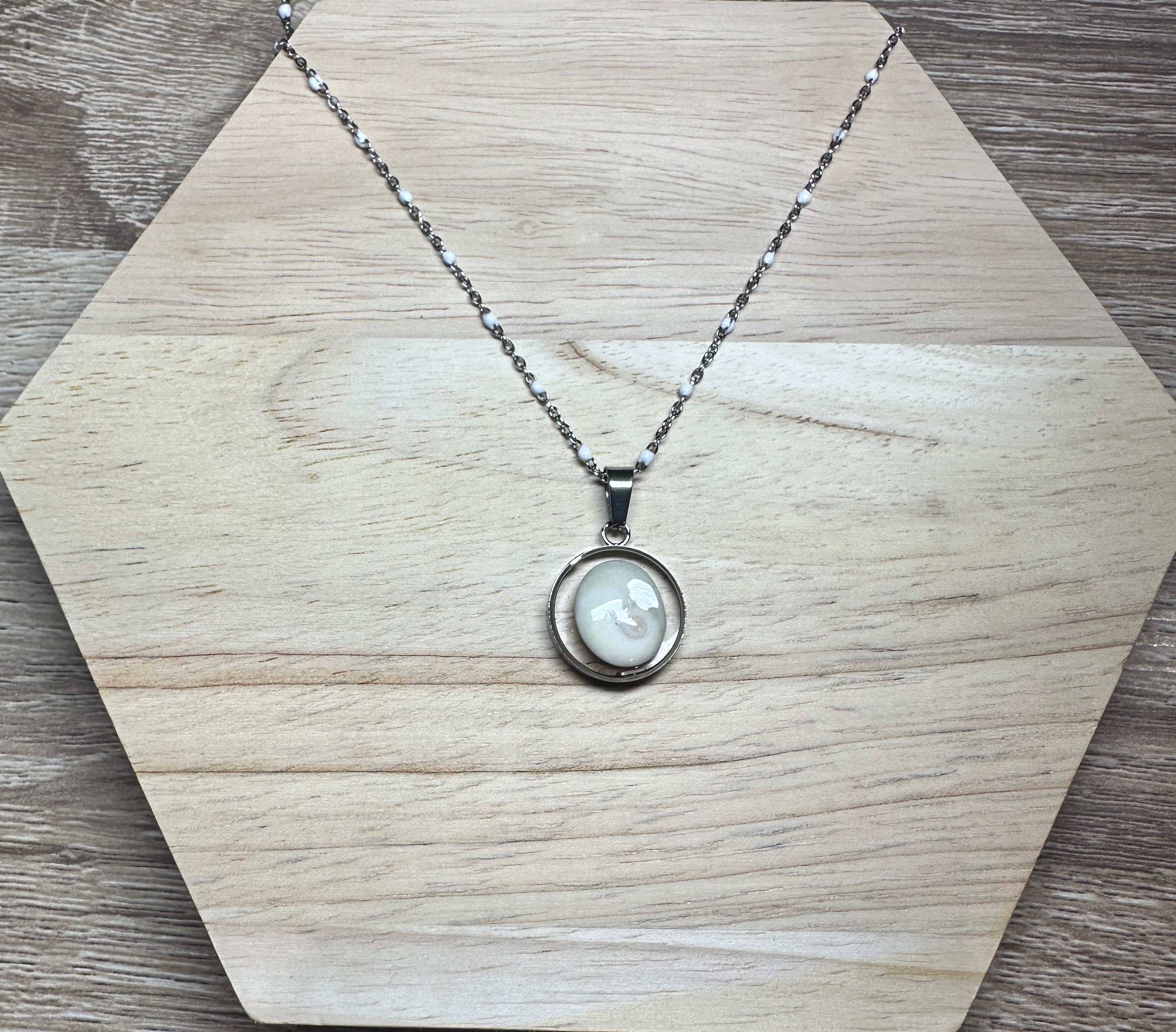 Collier argenté pendentif rond 16 mm Oeil de Sainte-Lucie avec chaîne à perles blanches
