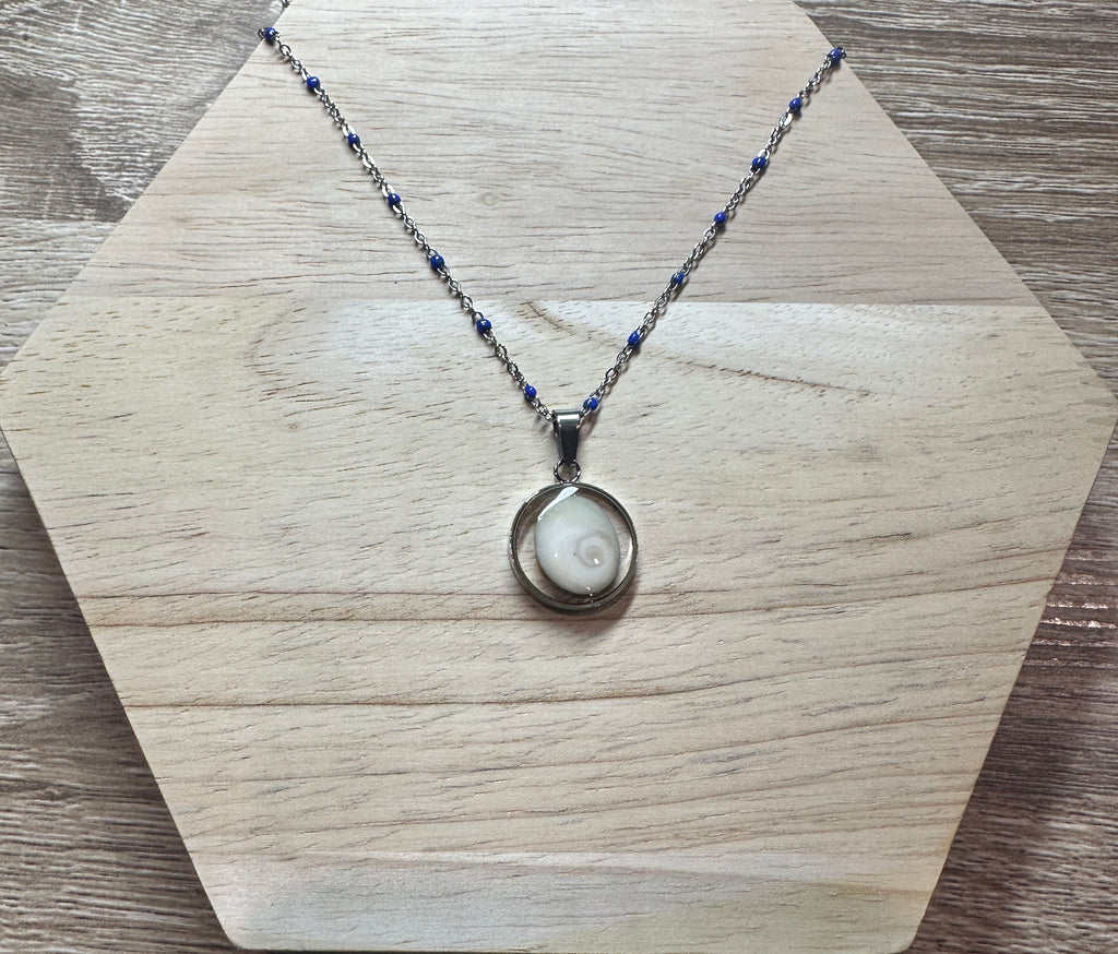 Collier argenté pendentif rond 16 mm Oeil de Sainte-Lucie avec chaîne à perles bleues