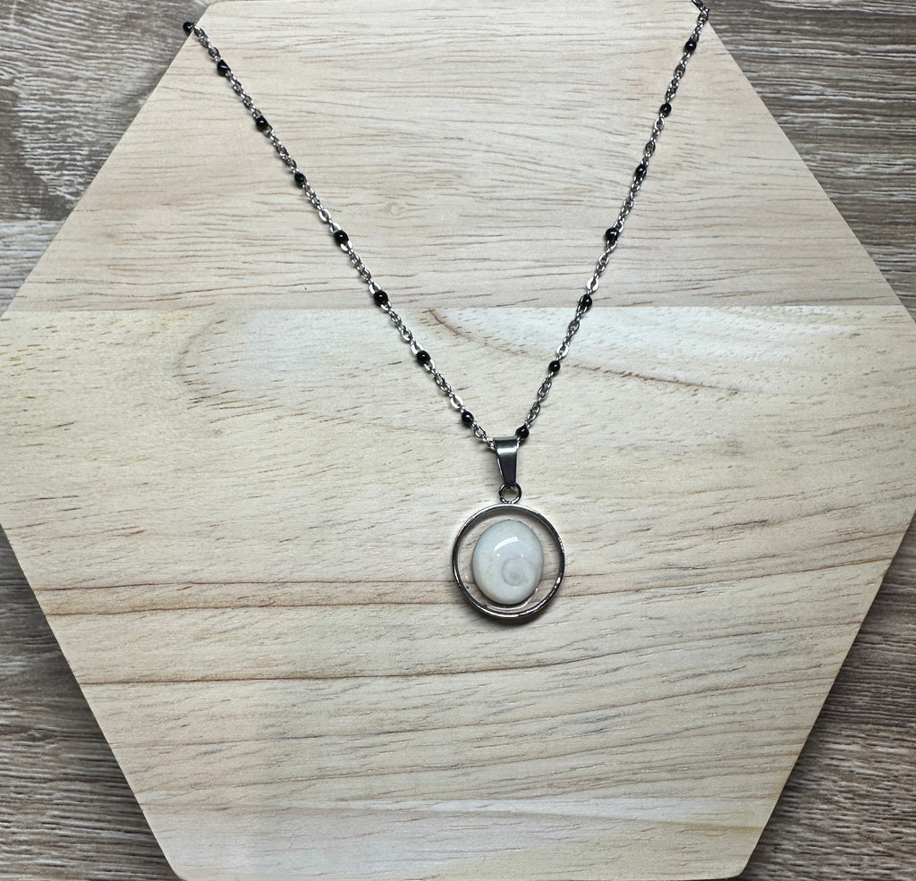 Collier argenté pendentif rond 16 mm Oeil de Sainte-Lucie avec chaîne à perles noires