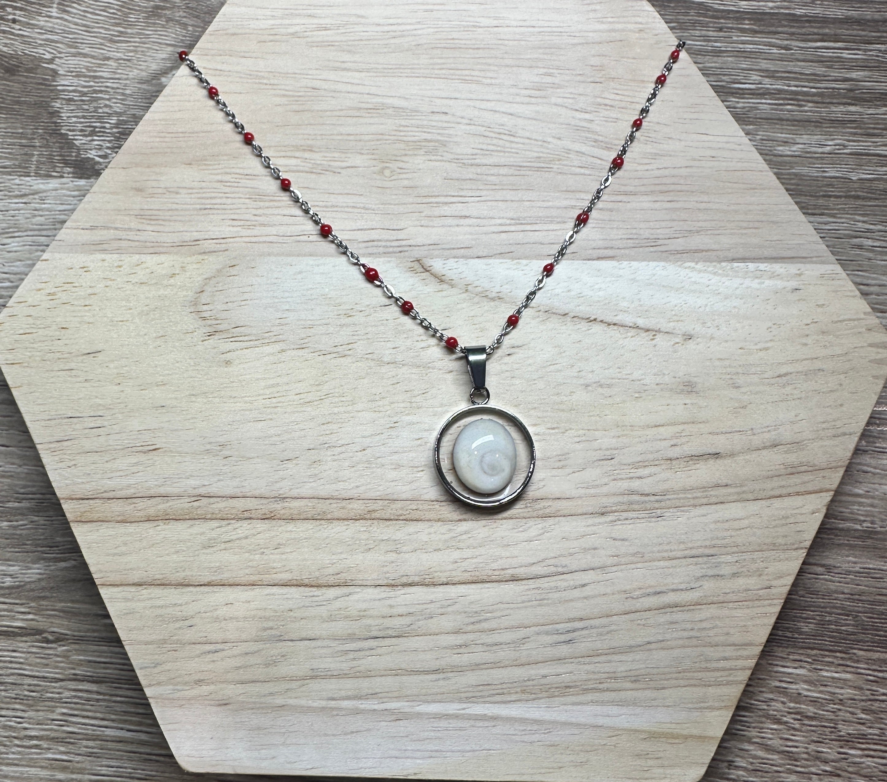 Collier argenté pendentif rond 16 mm Oeil de Sainte-Lucie avec chaîne à perles rouges