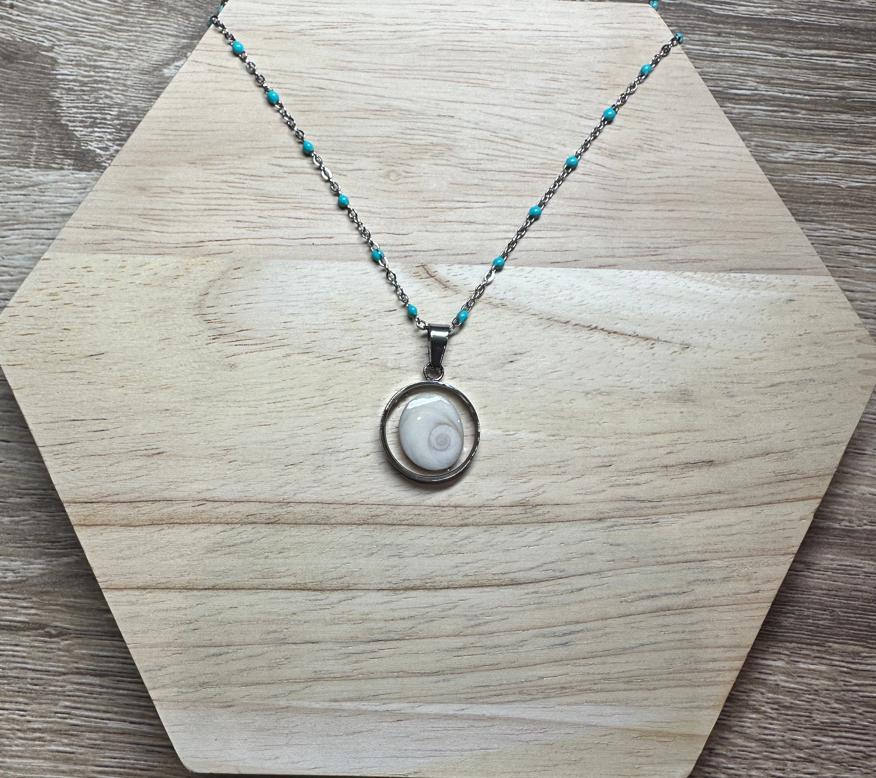 Collier argenté pendentif rond 16 mm Oeil de Sainte-Lucie avec chaîne à perles turquoise