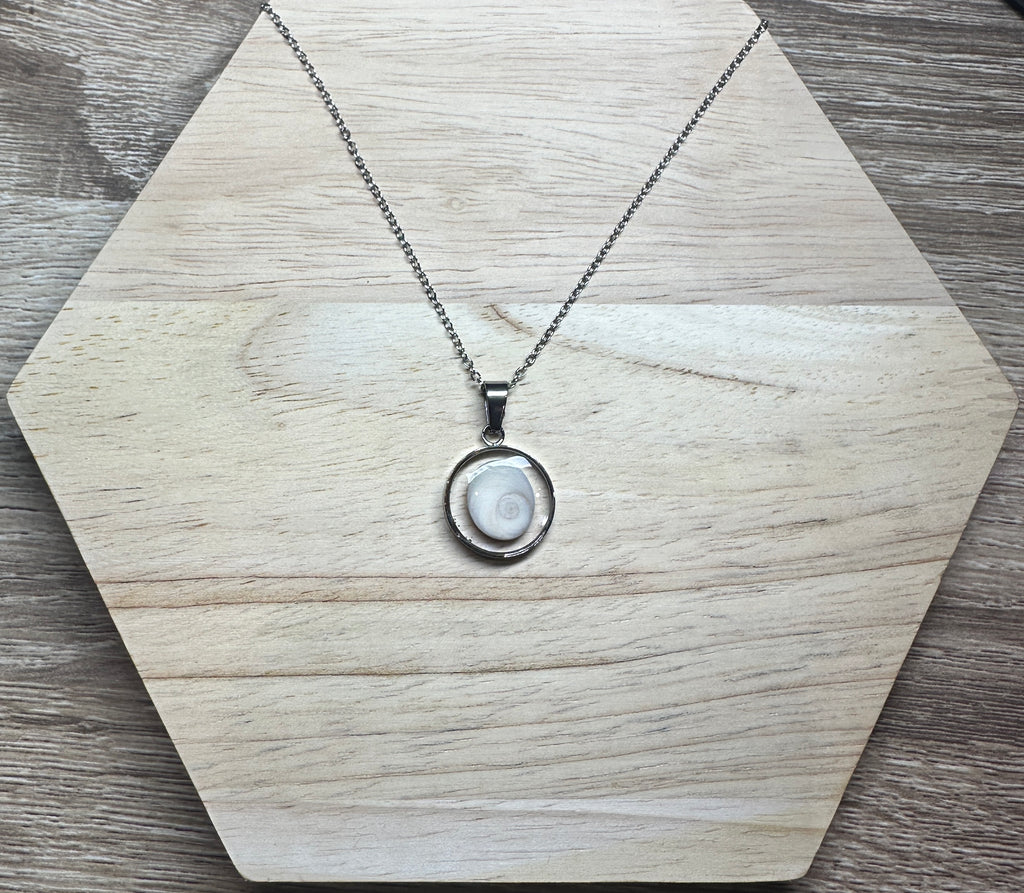 Collier argenté uni pendentif rond 16 mm Oeil de Sainte-Lucie sans perles colorées