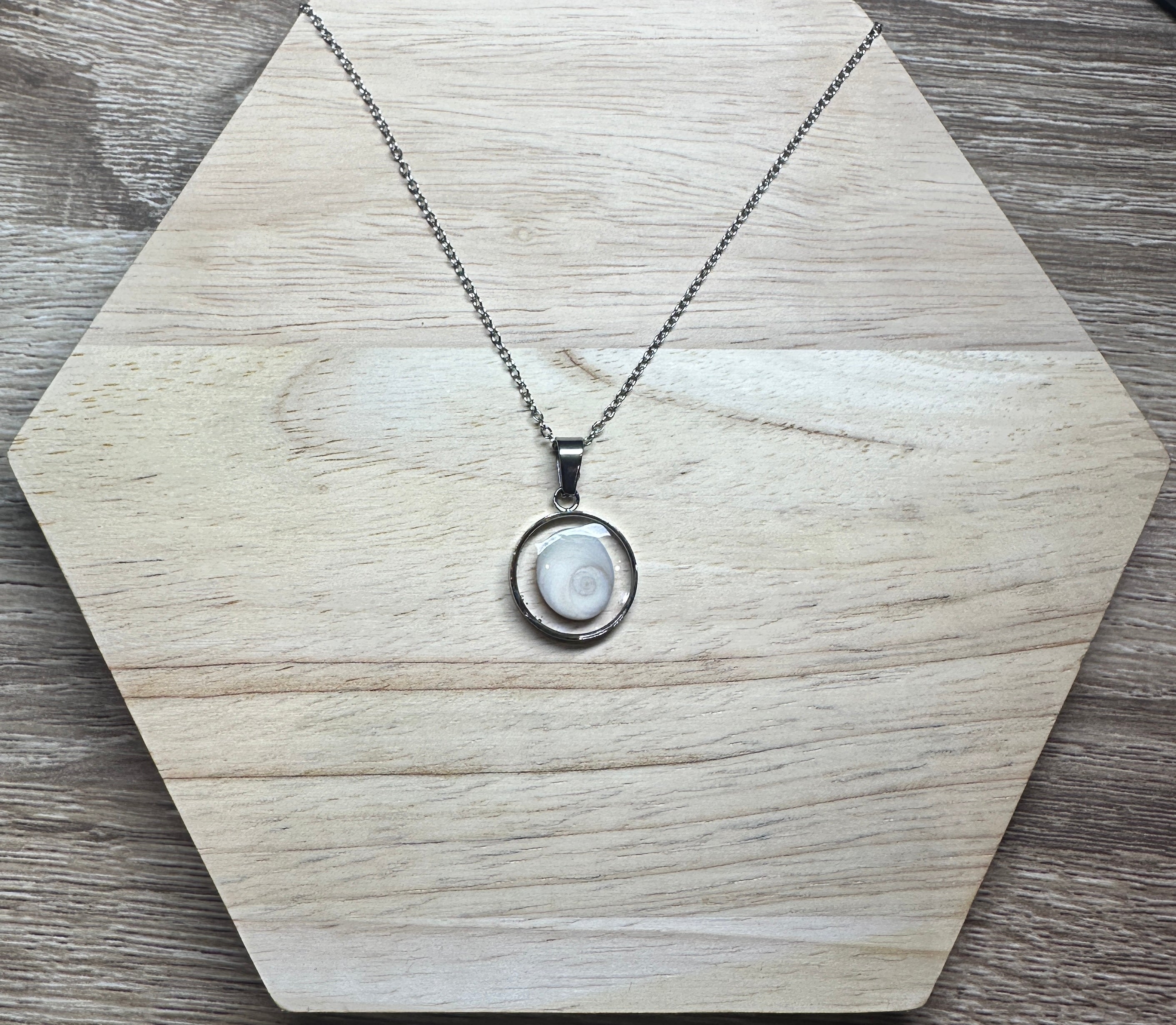Collier argenté uni pendentif rond 16 mm Oeil de Sainte-Lucie sans perles colorées