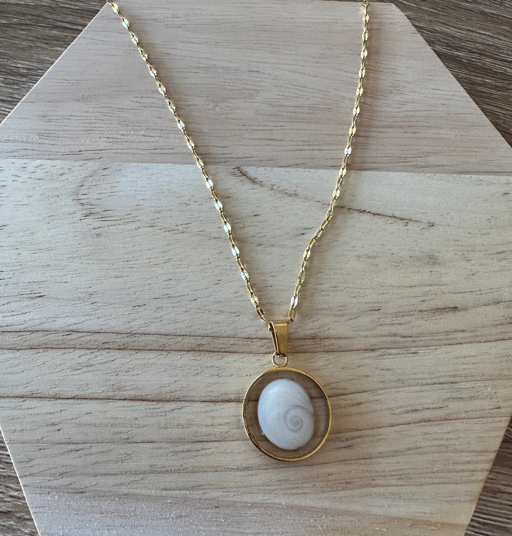 Collier doré pendentif rond 16 mm Oeil de Sainte-Lucie avec chaîne dorée facettée effet miroir
