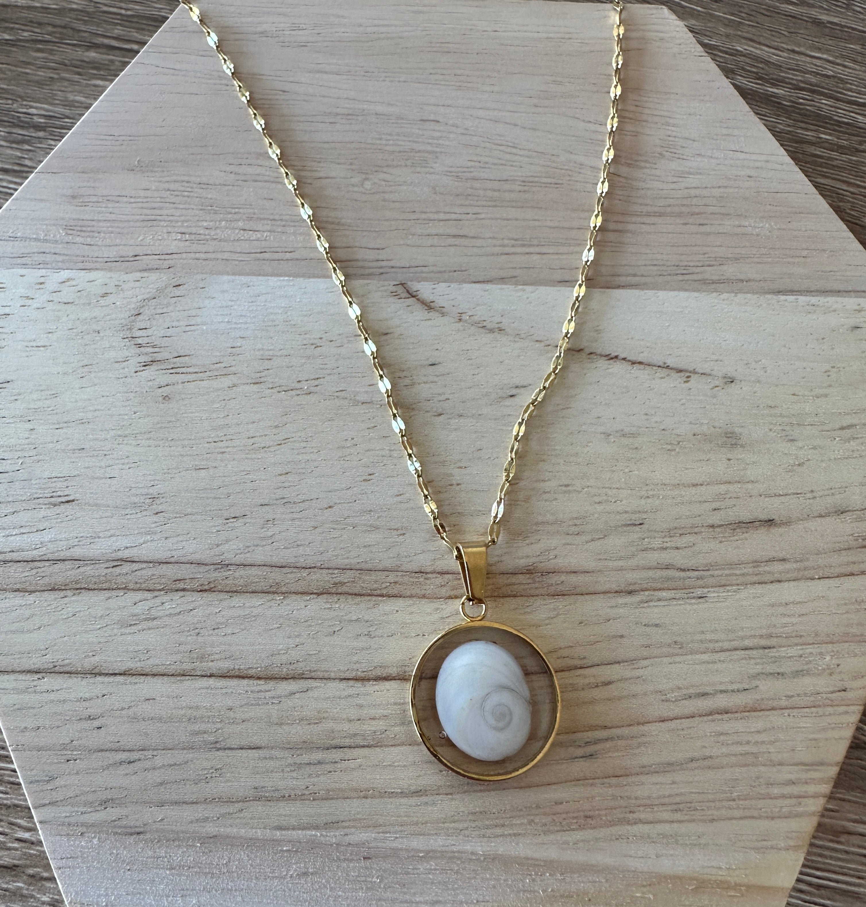 Collier doré pendentif rond 16 mm Oeil de Sainte-Lucie avec chaîne dorée facettée effet miroir