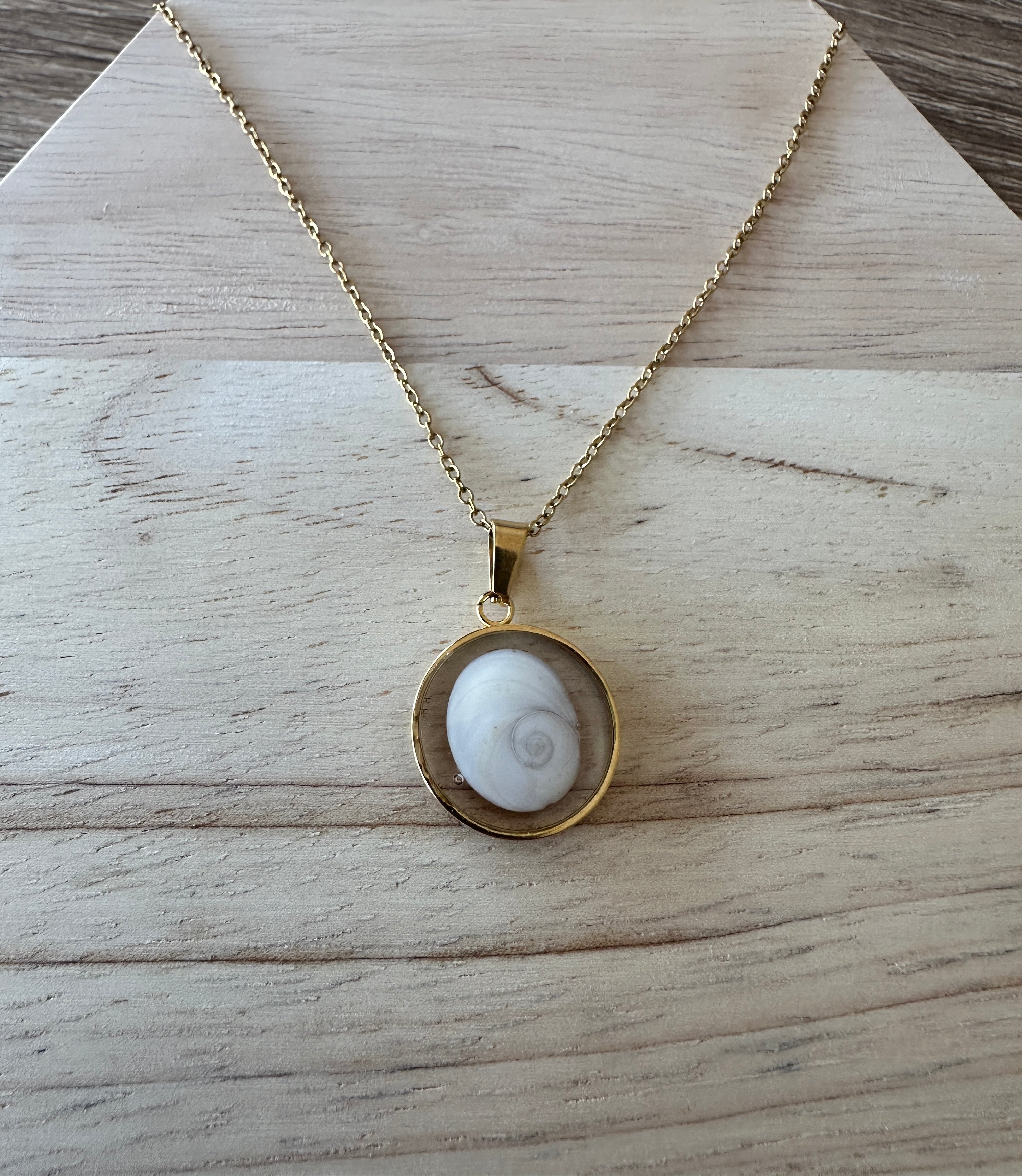 Collier doré uni pendentif rond 16 mm Oeil de Sainte-Lucie sans perles colorées