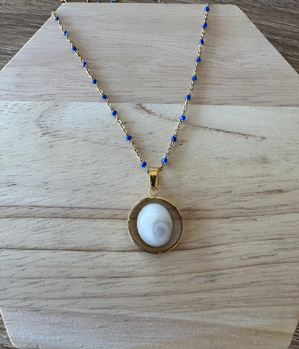 Collier doré pendentif rond 16 mm Oeil de Sainte-Lucie avec chaîne à perles bleues