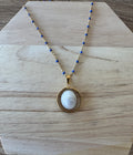 Collier doré pendentif rond 16 mm Oeil de Sainte-Lucie avec chaîne à perles bleues
