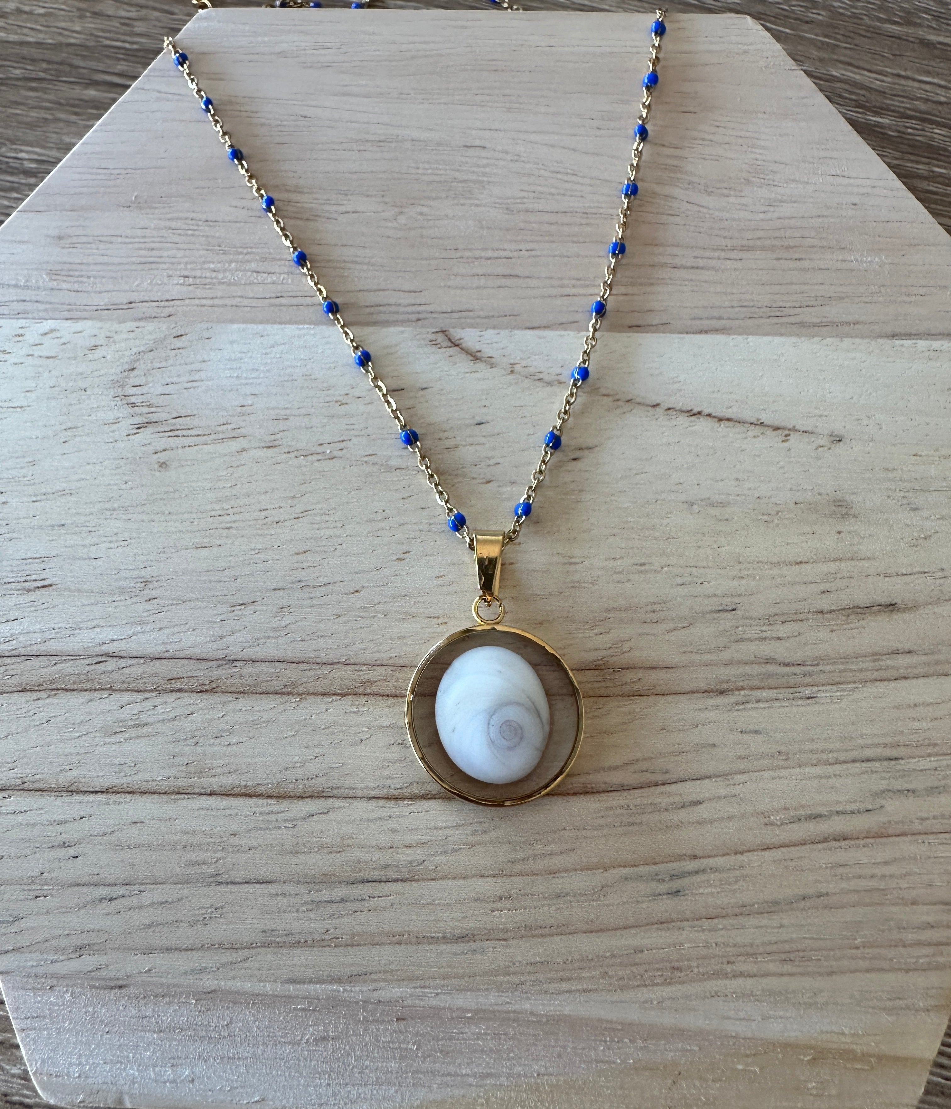 Collier doré pendentif rond 16 mm Oeil de Sainte-Lucie avec chaîne à perles bleues