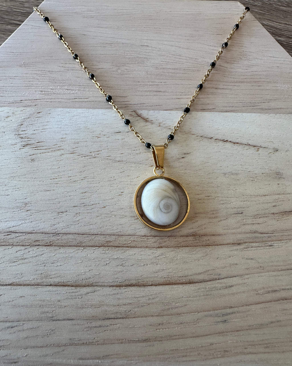 Collier doré pendentif rond 16 mm Oeil de Sainte-Lucie avec chaîne à perles noires
