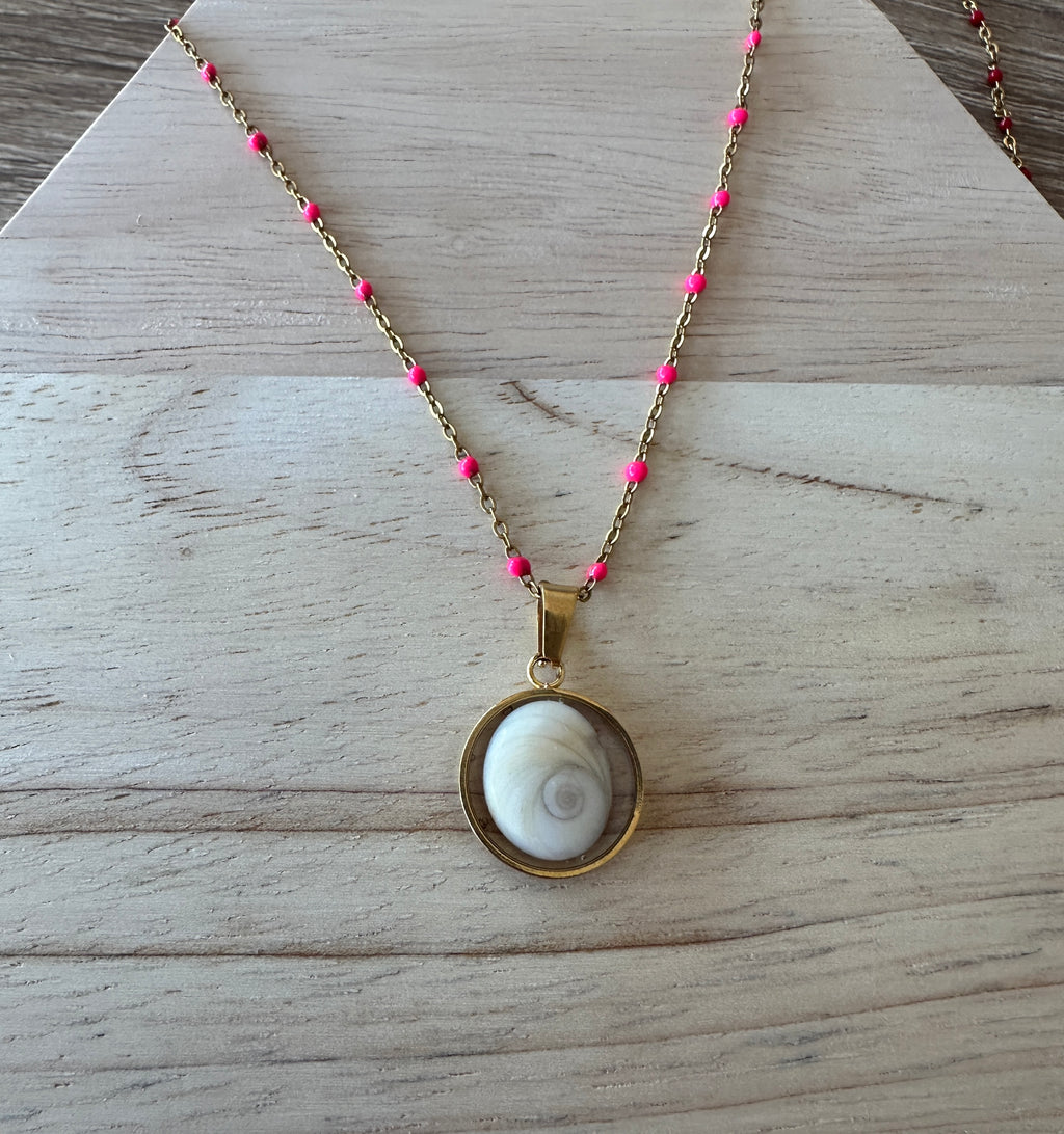 Collier doré pendentif rond 16 mm Oeil de Sainte-Lucie avec chaîne à perles rose fuchsia