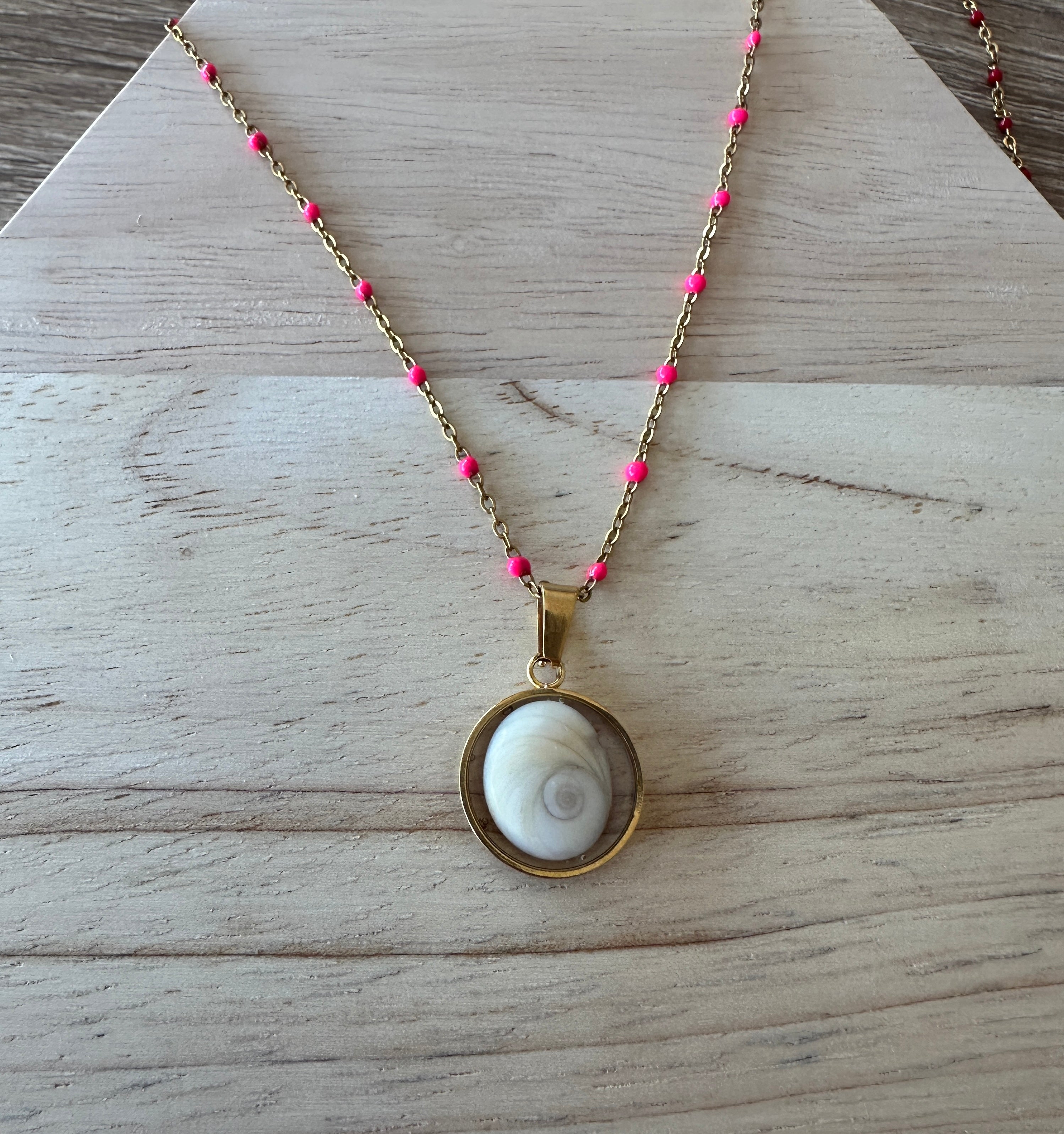 Collier doré pendentif rond 16 mm Oeil de Sainte-Lucie avec chaîne à perles rose fuchsia