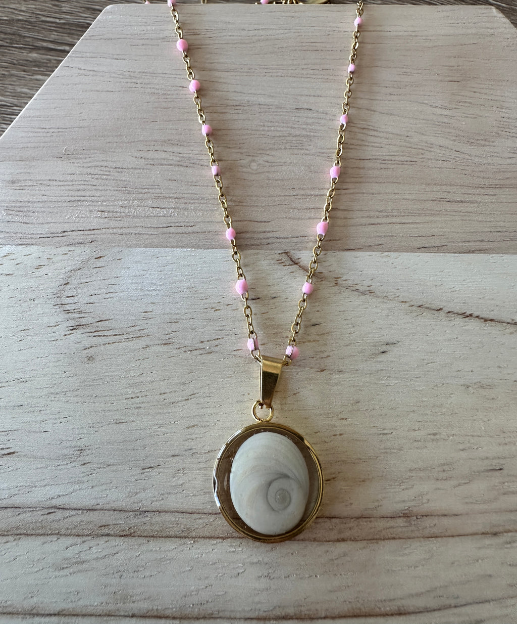 Collier doré pendentif rond 16 mm Oeil de Sainte-Lucie avec chaîne à perles rose pâle