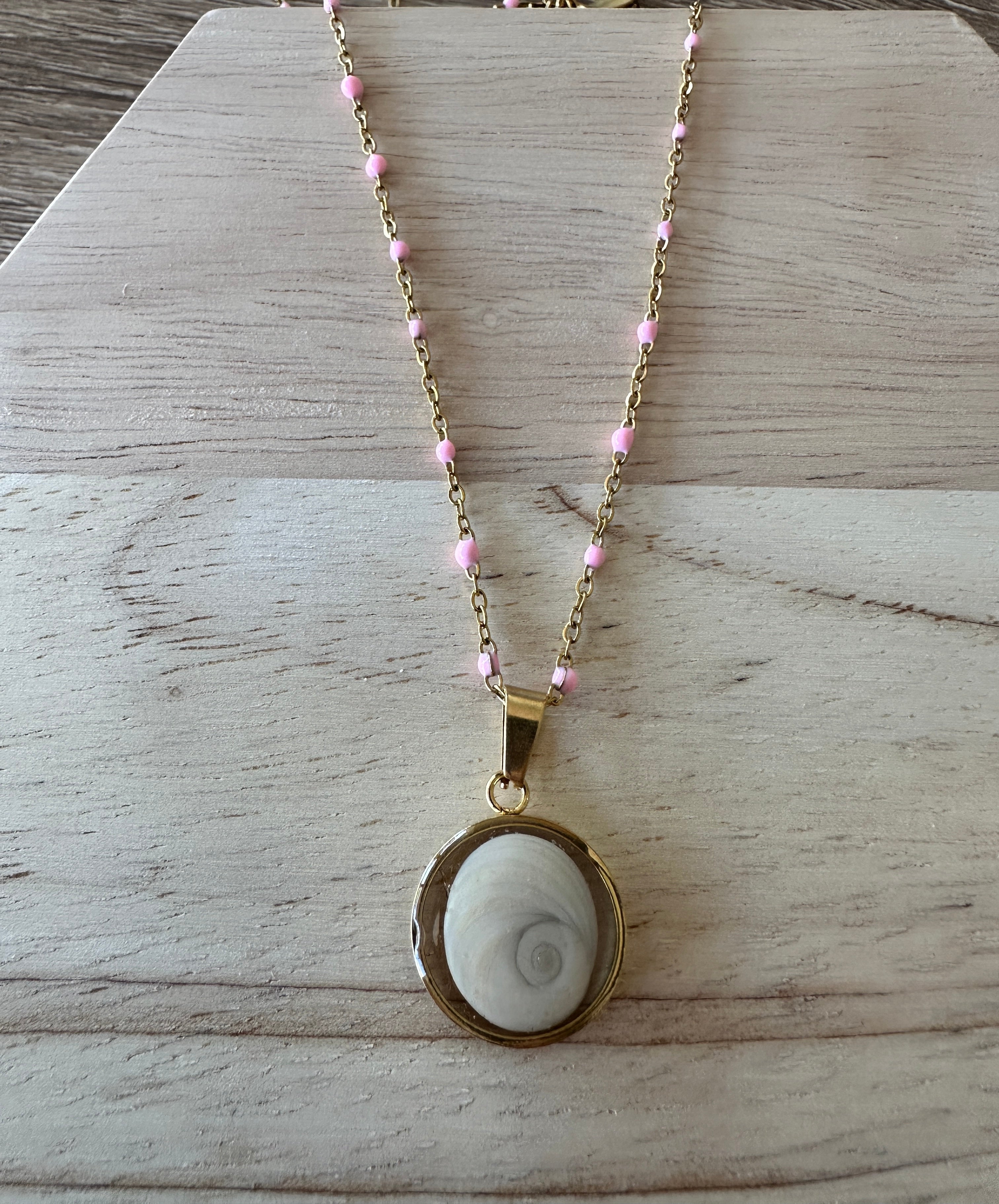 Collier doré pendentif rond 16 mm Oeil de Sainte-Lucie avec chaîne à perles rose pâle
