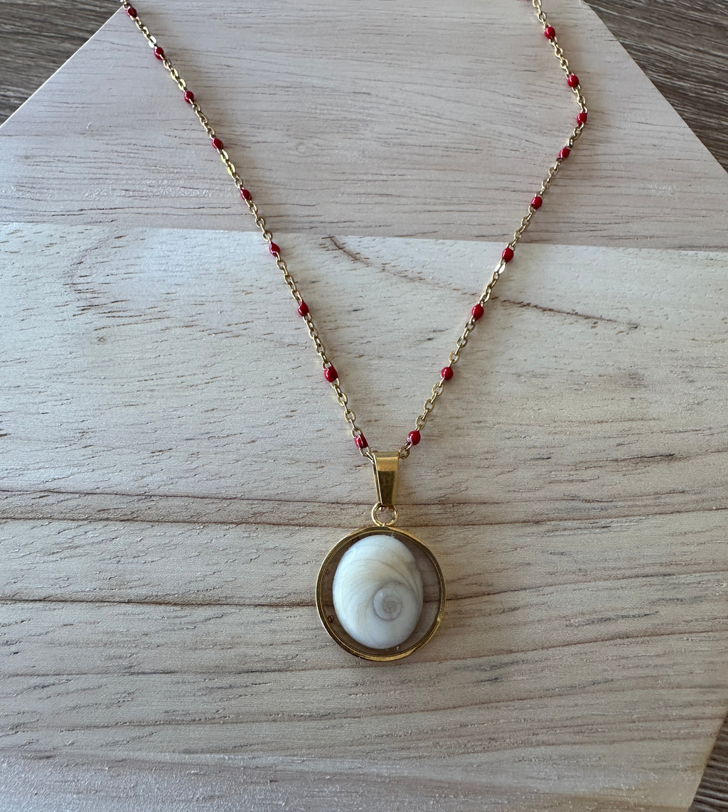 Collier doré pendentif rond 16 mm Oeil de Sainte-Lucie avec chaîne à perles rouges