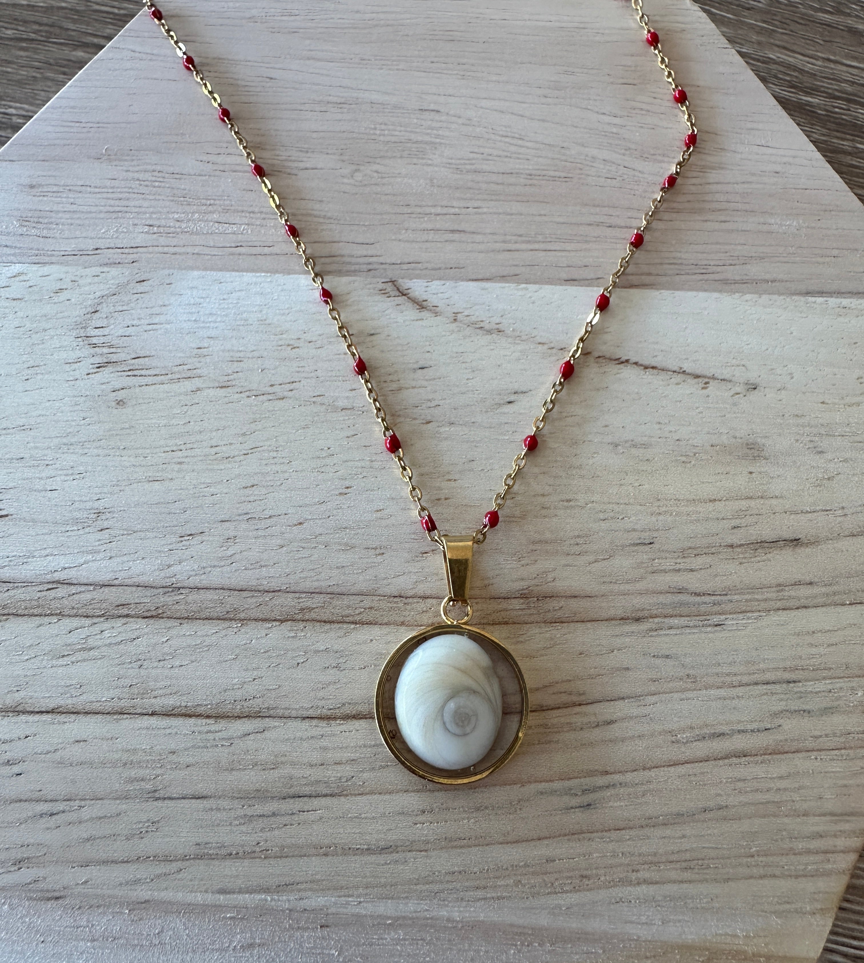 Collier doré pendentif rond 16 mm Oeil de Sainte-Lucie avec chaîne à perles rouges