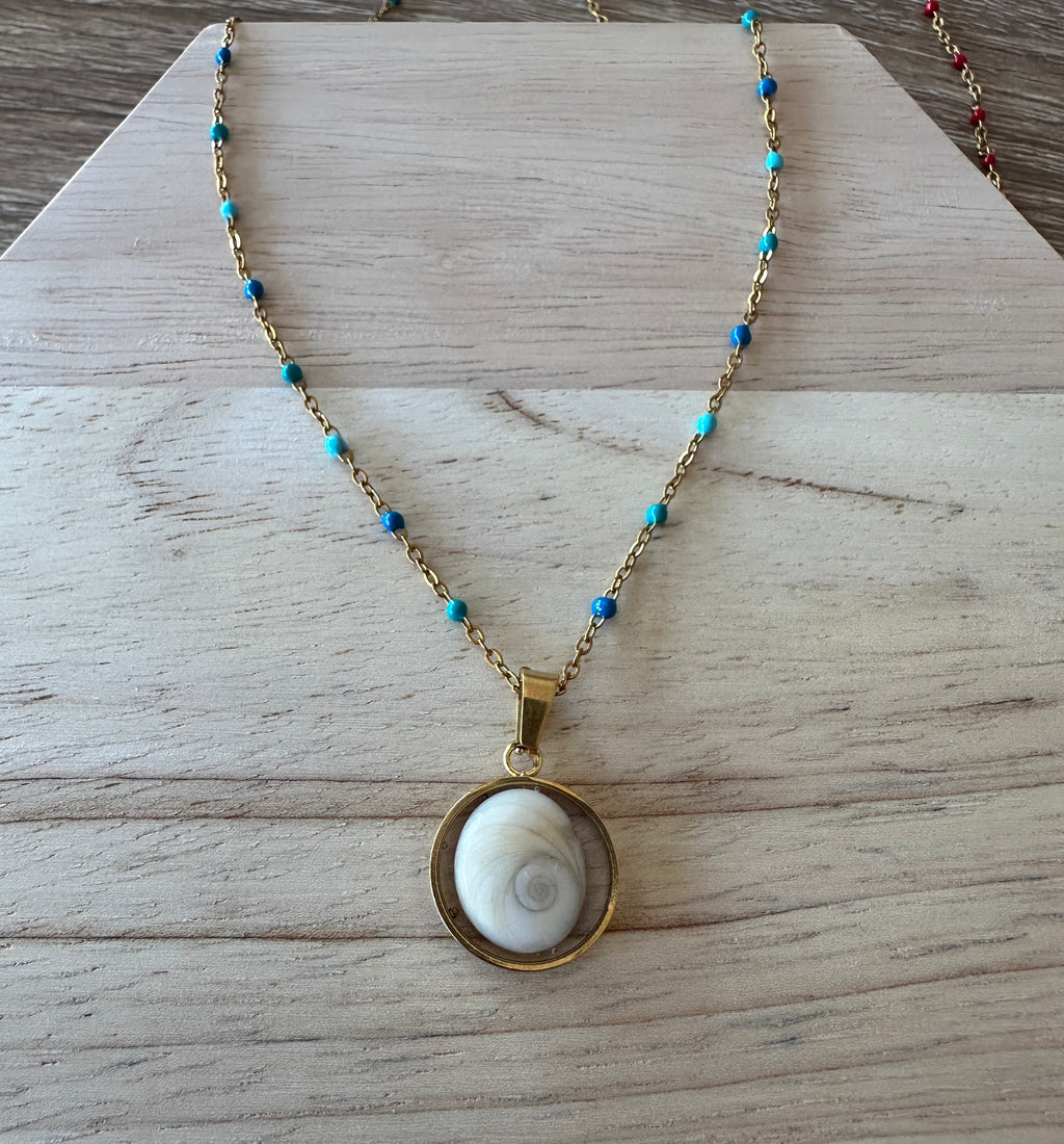 Collier doré pendentif rond 16 mm Oeil de Sainte-Lucie avec chaîne à perles turquoise et bleu