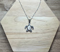 Collier argenté pendentif tortue Oeil de Sainte-Lucie avec chaîne à perles blanches