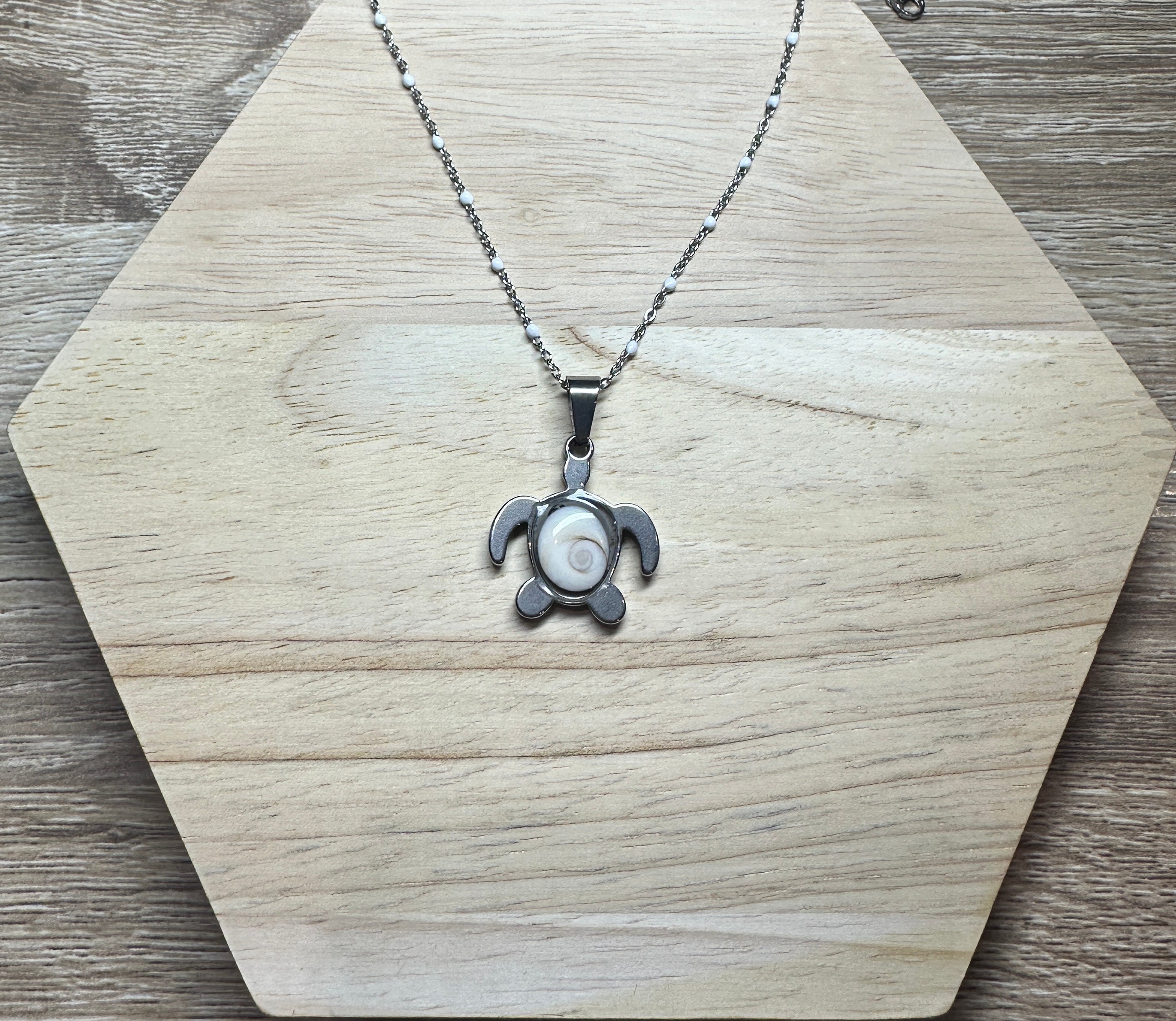 Collier argenté pendentif tortue Oeil de Sainte-Lucie avec chaîne à perles blanches
