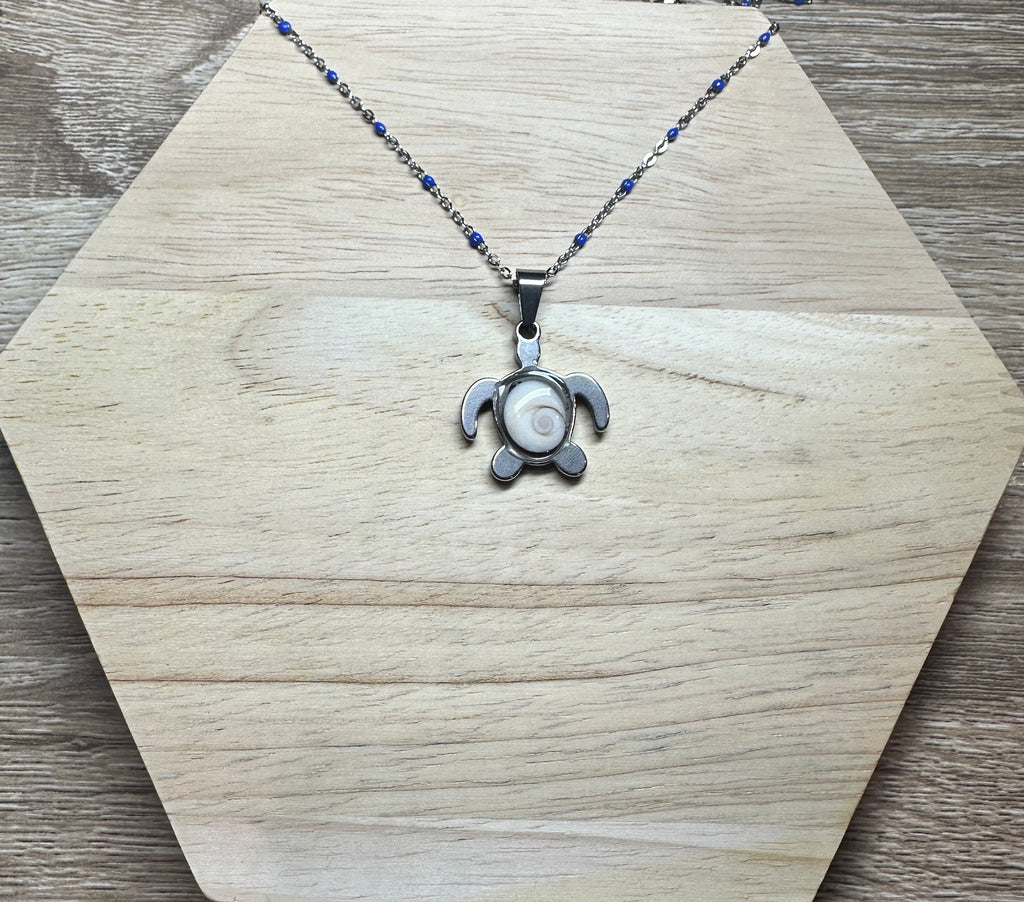 Collier argenté pendentif tortue Oeil de Sainte-Lucie avec chaîne à perles bleues