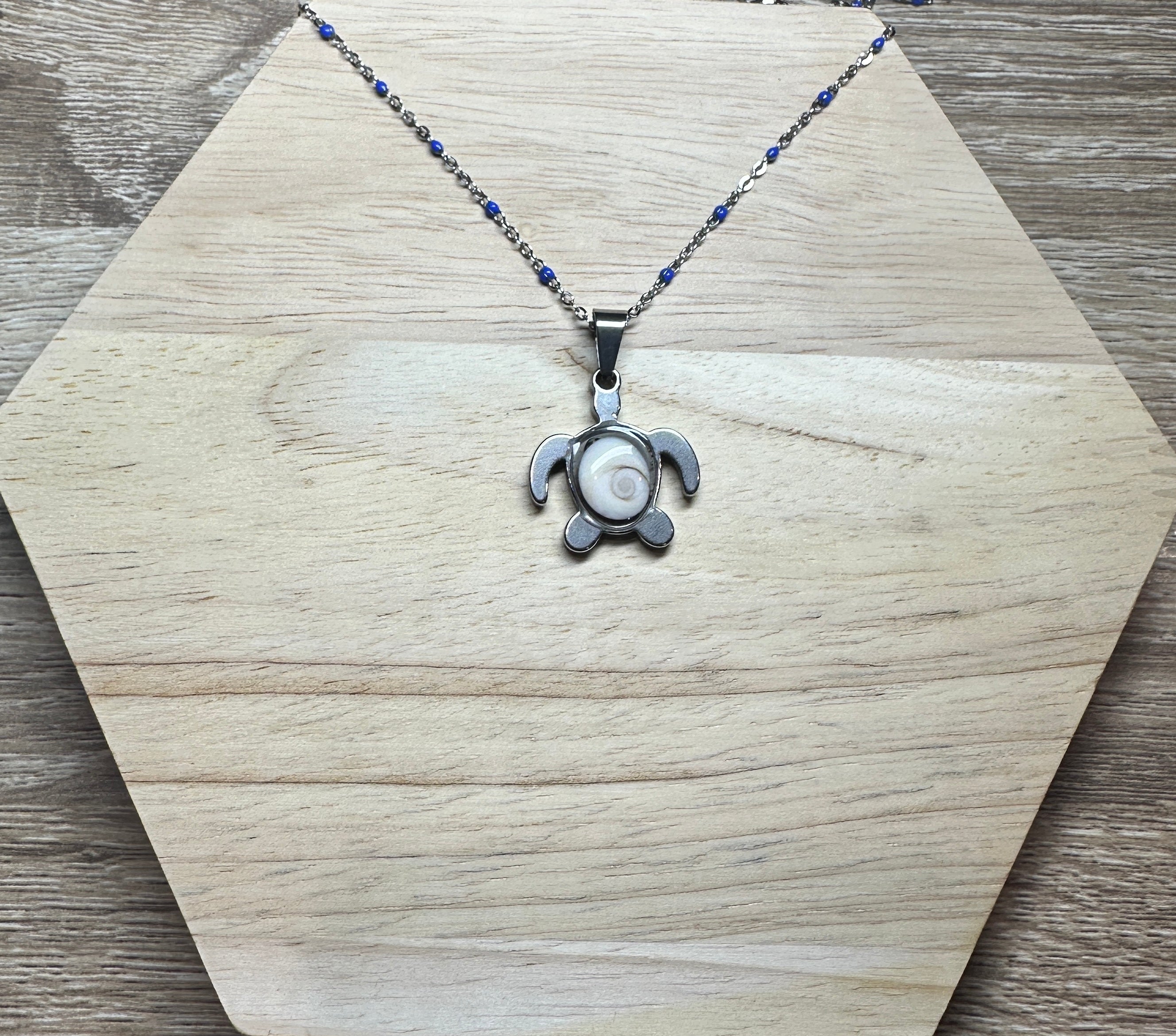 Collier argenté pendentif tortue Oeil de Sainte-Lucie avec chaîne à perles bleues