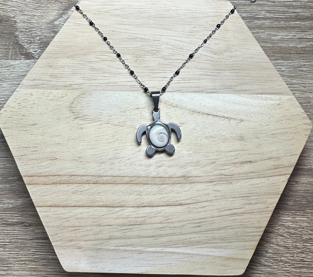 Collier argenté pendentif tortue Oeil de Sainte-Lucie avec chaîne à perles noires