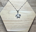 Collier argenté pendentif tortue Oeil de Sainte-Lucie avec chaîne à perles noires