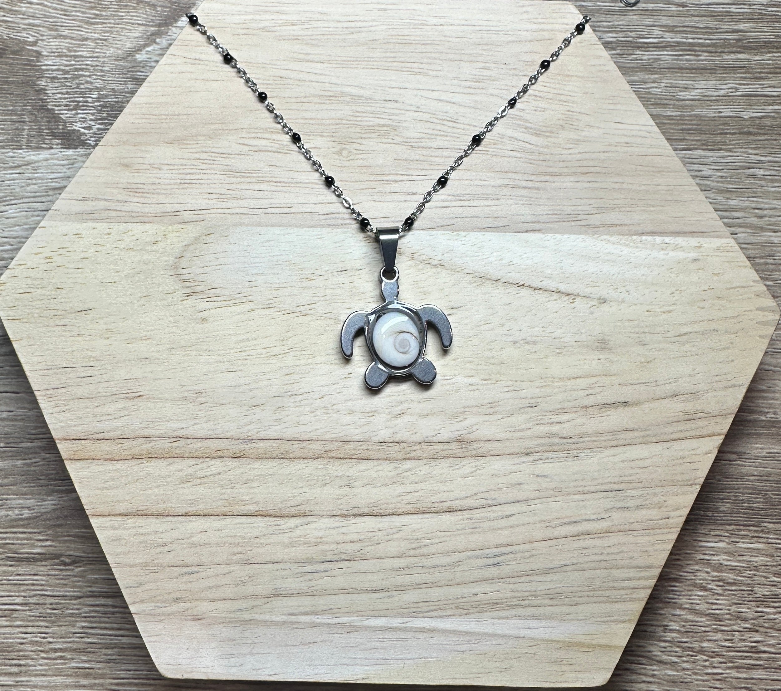 Collier argenté pendentif tortue Oeil de Sainte-Lucie avec chaîne à perles noires