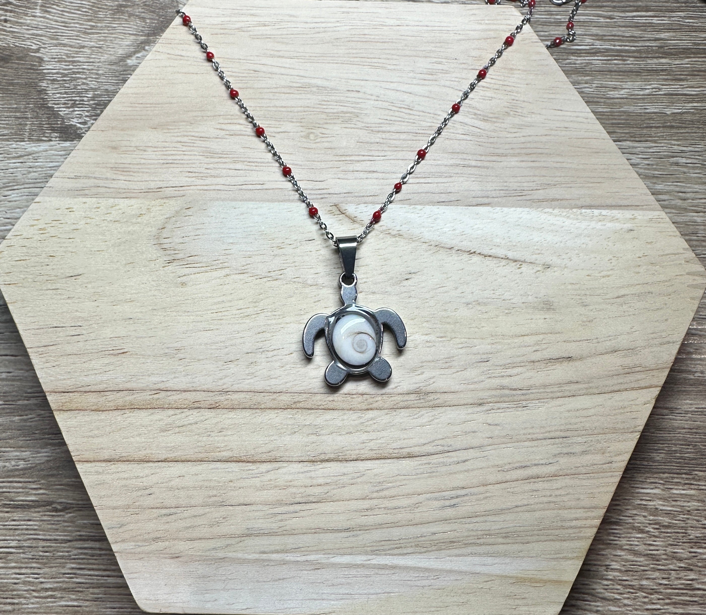 Collier argenté pendentif tortue Oeil de Sainte-Lucie avec chaîne à perles rouges