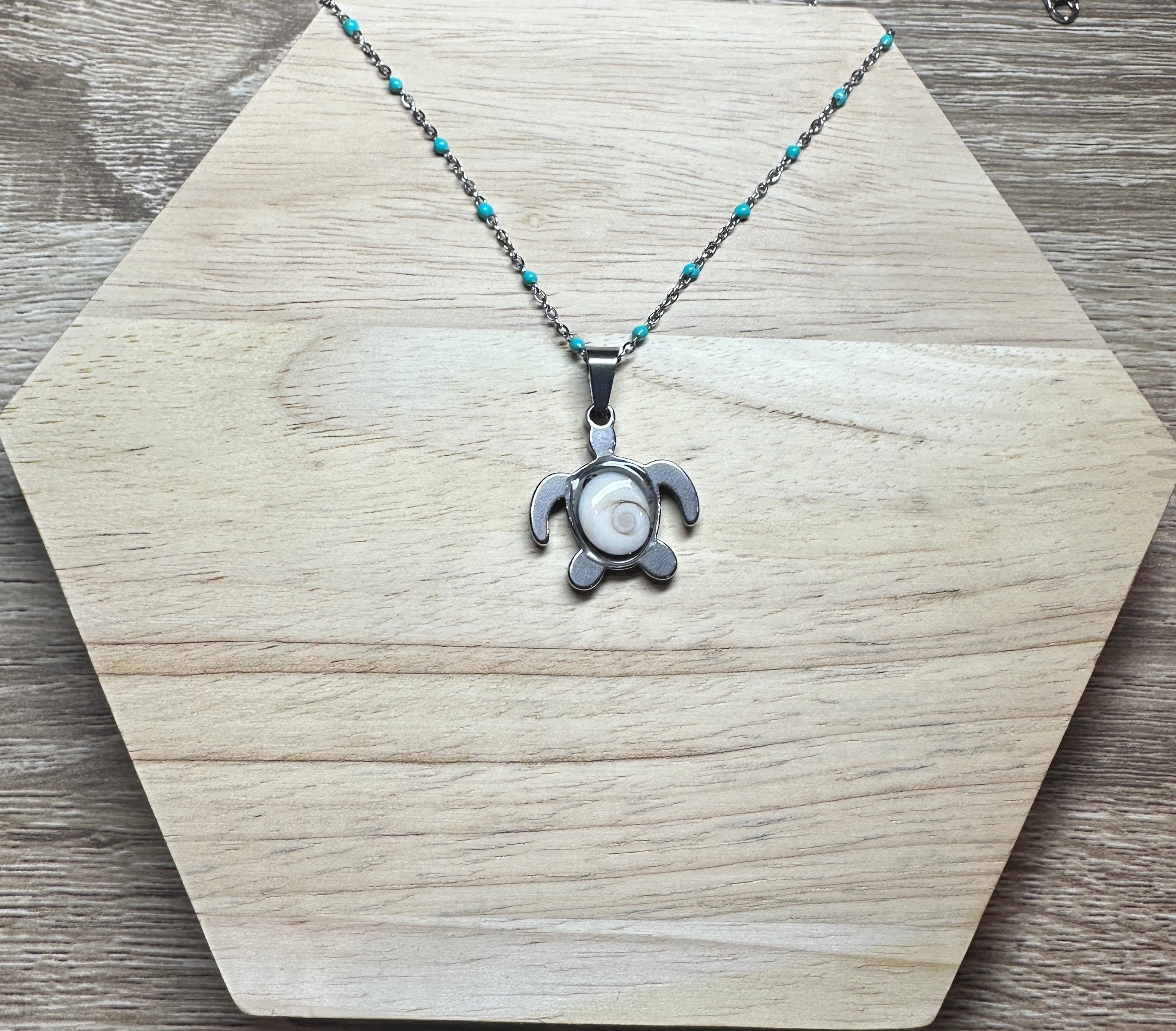 Collier argenté pendentif tortue Oeil de Sainte-Lucie avec chaîne à perles turquoise