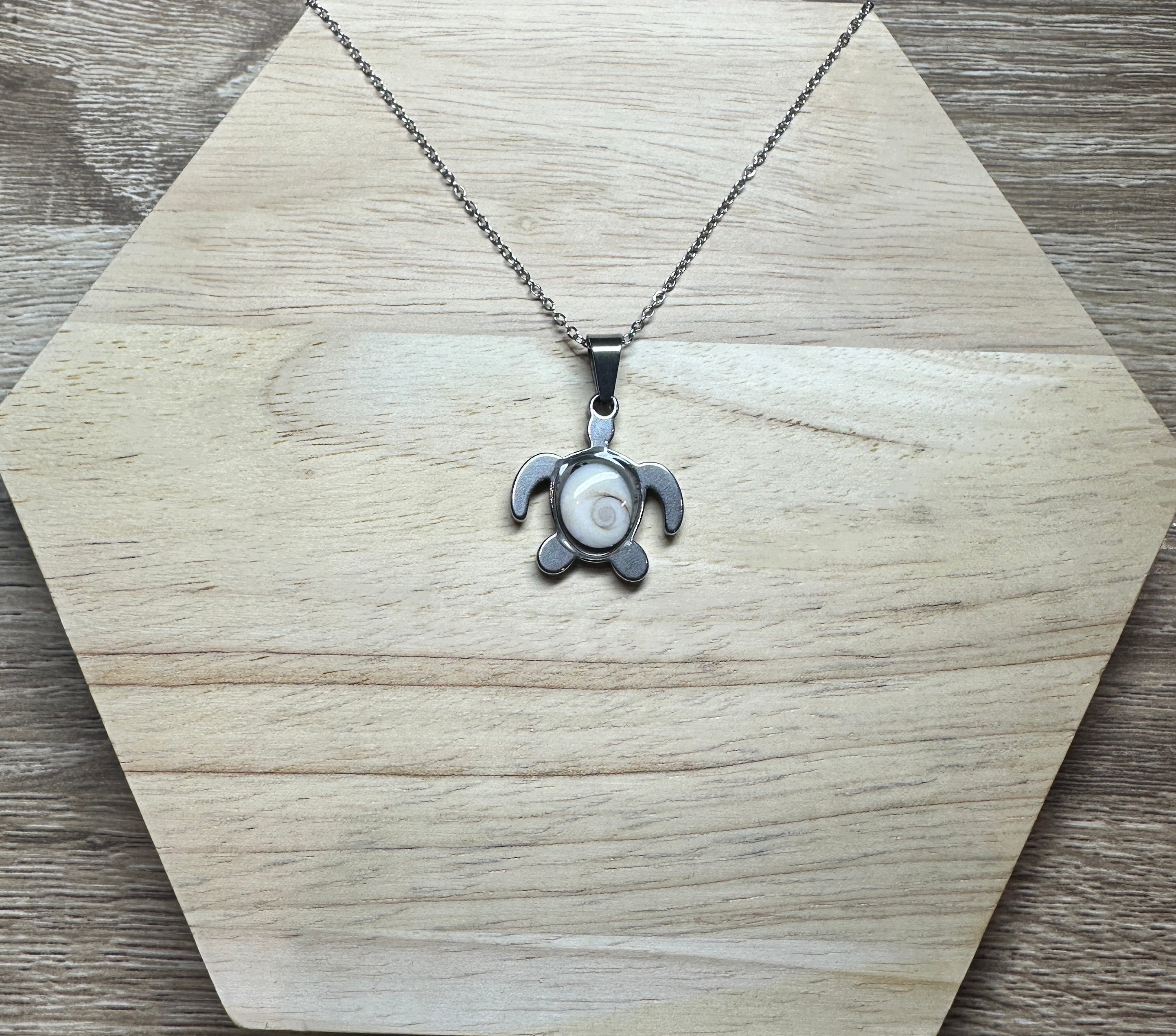 Collier argenté uni pendentif tortue Oeil de Sainte-Lucie sans perles colorées