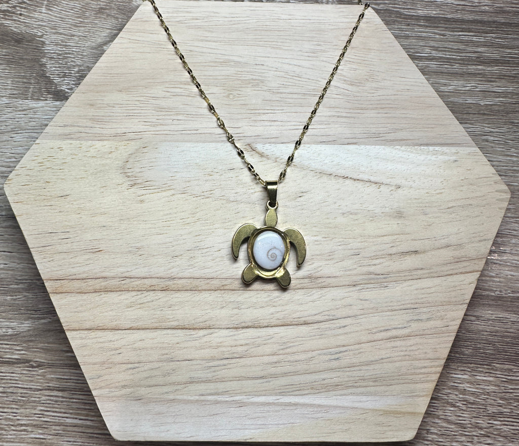 Collier doré pendentif tortue Oeil de Sainte-Lucie avec chaîne dorée torsadée sans perles