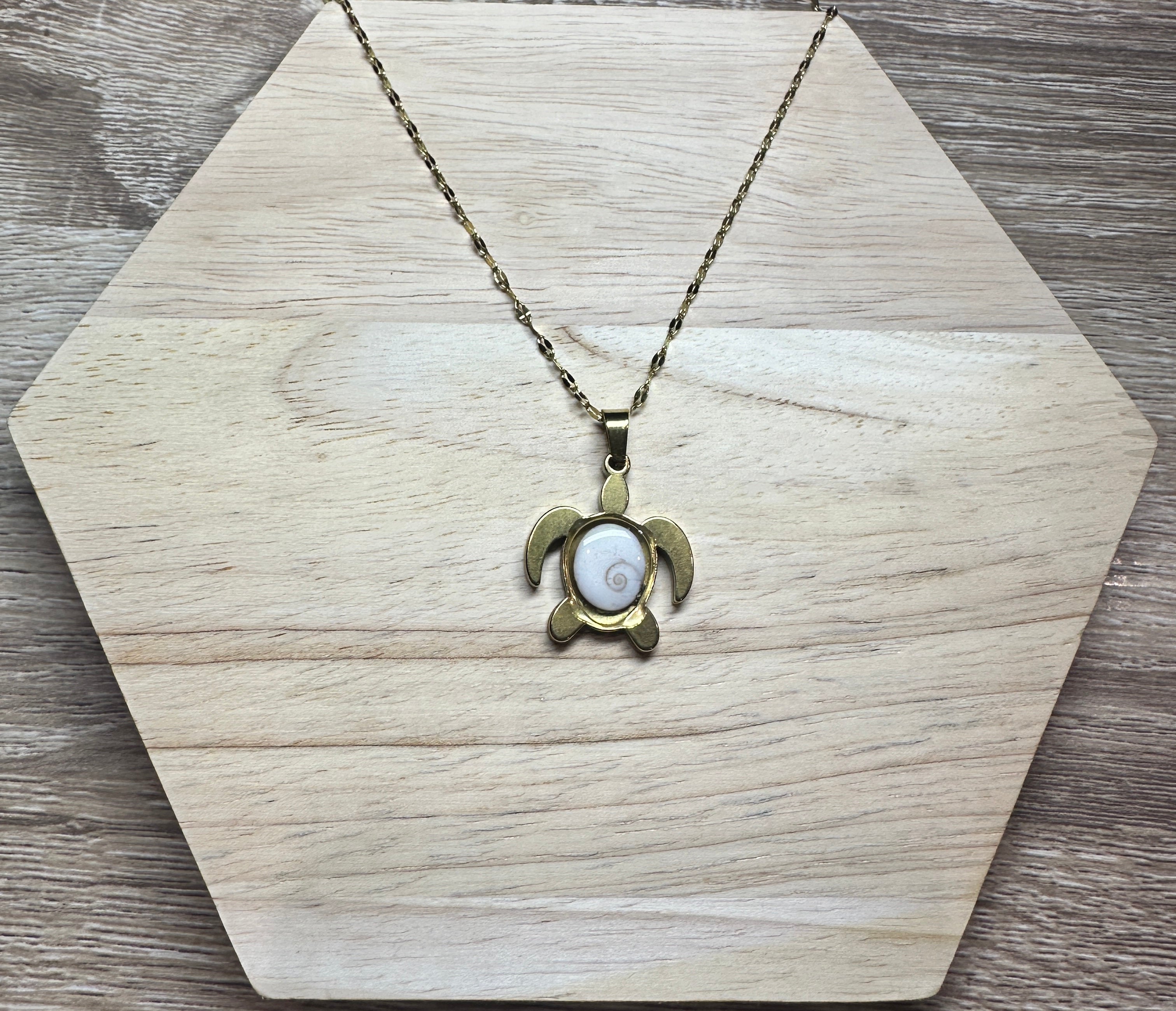 Collier doré pendentif tortue Oeil de Sainte-Lucie avec chaîne dorée torsadée sans perles